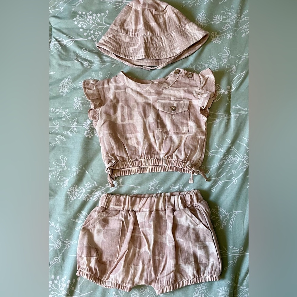 Jessica Simpson Girls 3-6 month baby outfit with hat